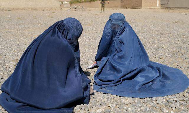 Unterdrückt, erniedrigt, ausgegrenzt: zwei afghanische Frauen in einem Vorort von Kabul