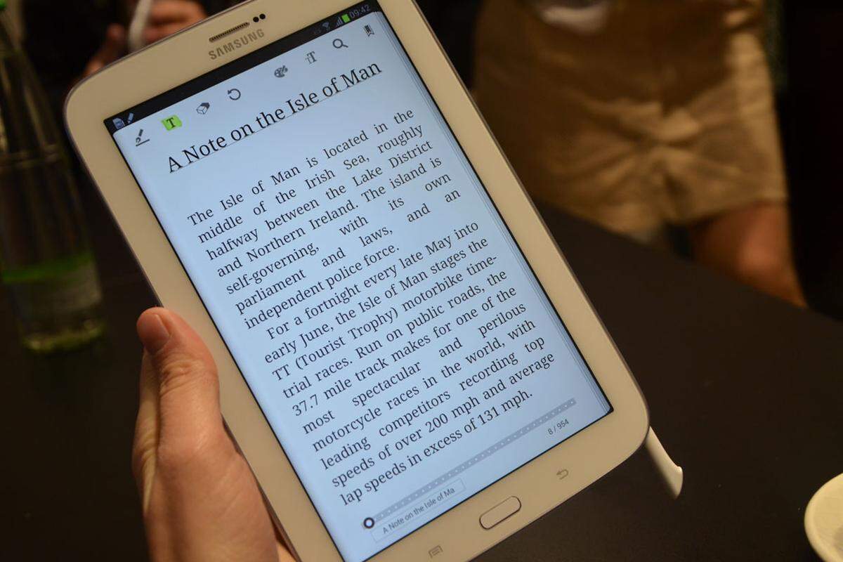 Samsung bietet einen eigenen Lesemodus, der sich in der E-Book-App aktivieren lässt und die Bildschirmeinstellungen so anpasst, dass das Lesen für die Augen nicht so anstrengend ist. Defacto wird die Helligkeit ein wenig gedrosselt und die Auflösung reduziert.