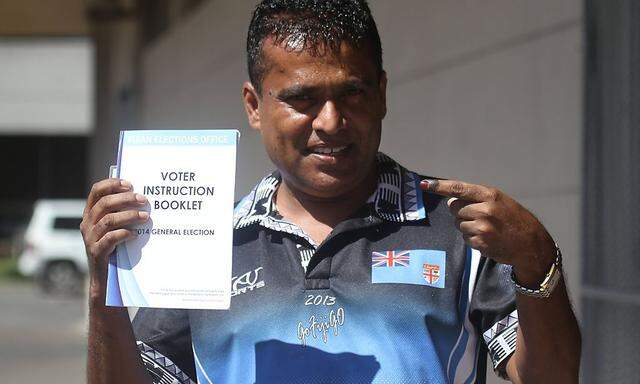 Ein Fidschianer nach seiner Stimmabgabe.