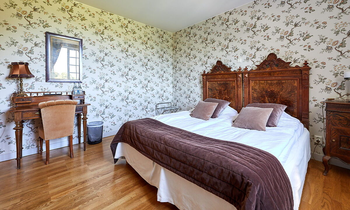 Baldersnäs Herrgård stammt aus dem 18. Jahrhundert, wurde zigmal verändert, vor Kurzem innen wieder zurückgebaut und schön restauriert. Hübsche Zimmer, romantisches Setting und gute regionale Küche zeichnen die Unterkunft aus - eine der noch wenigen in Dalsland, das sich touristisch jetzt erst so richtig auf die Beine stellt.