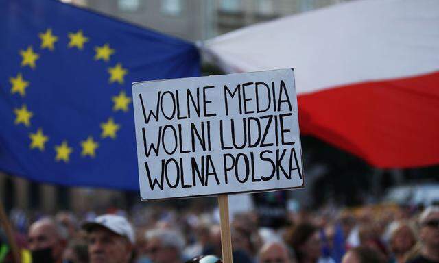 In Polen gehen die Menschen gegen das neue Mediengesetz auf die Straße.