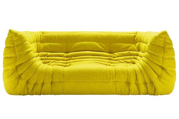 „Togo“ von Ligne Roset, entworfen von Michel Ducaroy im Jahr 1973. Das Sofa mit niedriger Sitzhöhe gibt es mit oder ohne Armlehnen.