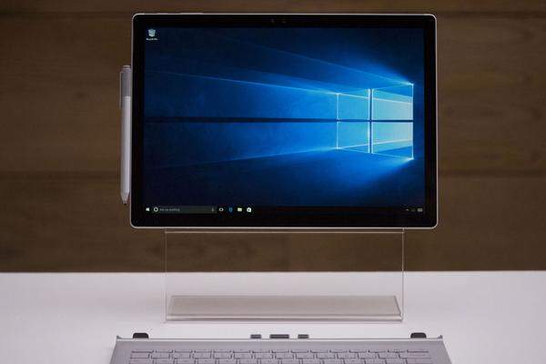 Microsoft hat sich bei der Entwicklung an Apples Geräten orientiert und das Gerät mit einem Nvidia-Grafikchip und Intels Core-i7-Prozessor ausgestattet. Dadurch sei das Surface Book zwei Mal schneller als das MacBook Pro. Das Gerät hat eine Tastatur mit Hintergrundbeleuchtung und ein sensitives Trackpad.