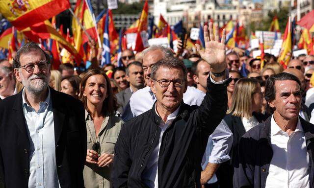 Die Chef der Volkspartei, Alberto Nunez Feijoo (Mitte), führt mit den früheren Regierungschefs Mariano Rajoy und Jose Maria Aznar die Proteste in Madrid gegen eine Amnestie für katalanische Separatisten an. 