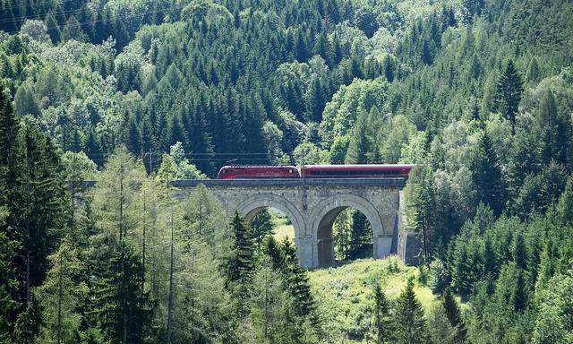 Die Bahn und die Viadukte: Die Semmeringbahn ist die erste, die in das Unesco-Weltkulturerbe aufgenommen wurde