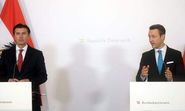 Bundesspartenobmann Stellvertreter der Banken und Versicherungen Robert Zadrazil (l.) und Finanzminister Gernot Blümel ÖVP 