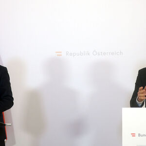 Bundesspartenobmann Stellvertreter der Banken und Versicherungen Robert Zadrazil (l.) und Finanzminister Gernot Blümel ÖVP 