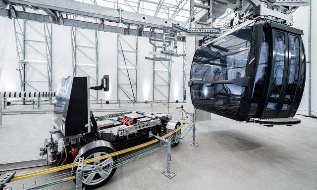 Urbane Mobilität, wie sie sich der Südtiroler Seilbahn-Hersteller Leitner vorstellt: Eine Kabine wird in der Station an ein autonomes Fahrzeug übergeben, das dann auf einer eigenen Trasse weiterfährt. Einen Prototypen, ConnX genannt, gibt es bereits.