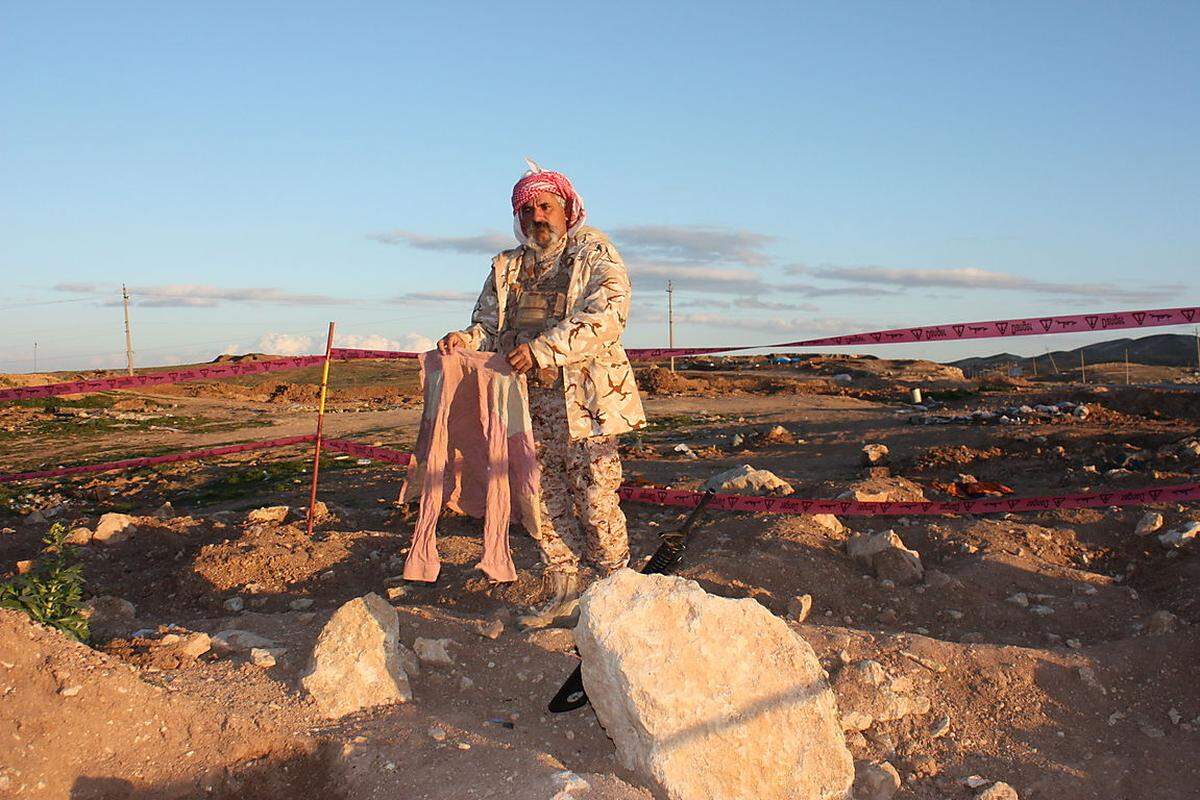 Das Massengrab bei Khana Sor ist nicht das einzige, das nach dem Zurückdrängen des IS im Sinjar-Gebiet entdeckt worden ist. Der Jeside Haqi Ido zeigt ein Hemd, das er nahe des Ortes Herdan aus der Erde geholt hat.