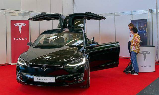 Tesla Stand mit Model X Die eMove360° Europe 2017 an der Messe Muenchen ist die weltweit erste inter