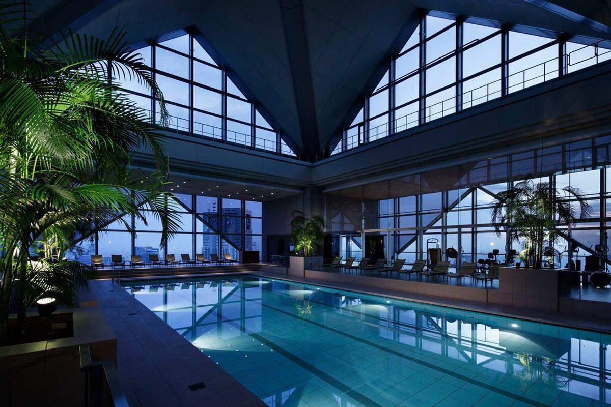 Im Park Hyatt Hotel in Tokyo befindet sich der Atrium Pool, der auch schon im Hollywood-Film "Lost in Translation" als Kulisse diente. Die deckenhohen Fenster geben den Blick auf die Skyline vom 47. Stock aus frei.