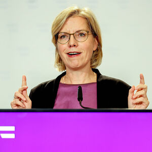 Die Unabhängigkeit soll nun weiter ausgebaut werden, indem die Bevölkerung mithilft, betont Gewessler.