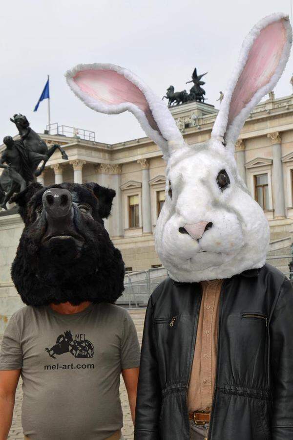 Keine Genossen, sondern tierische Schaulustige haben sich vor dem Parlament positioniert, um ...