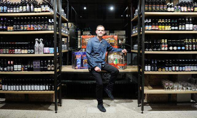  Biersommelier Markus Betz verkauft in der Gumpendorfer Straße rund 800 verschiedene Biere aus aller Welt.