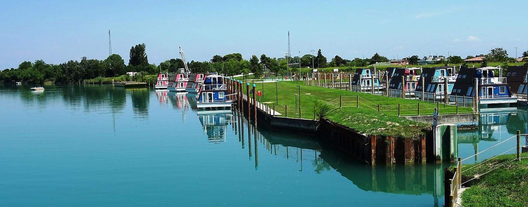 Im Tagliamento bei Lignano Sabbiadoro: Hier schaukeln die Hausboote der Marina Azzurra.