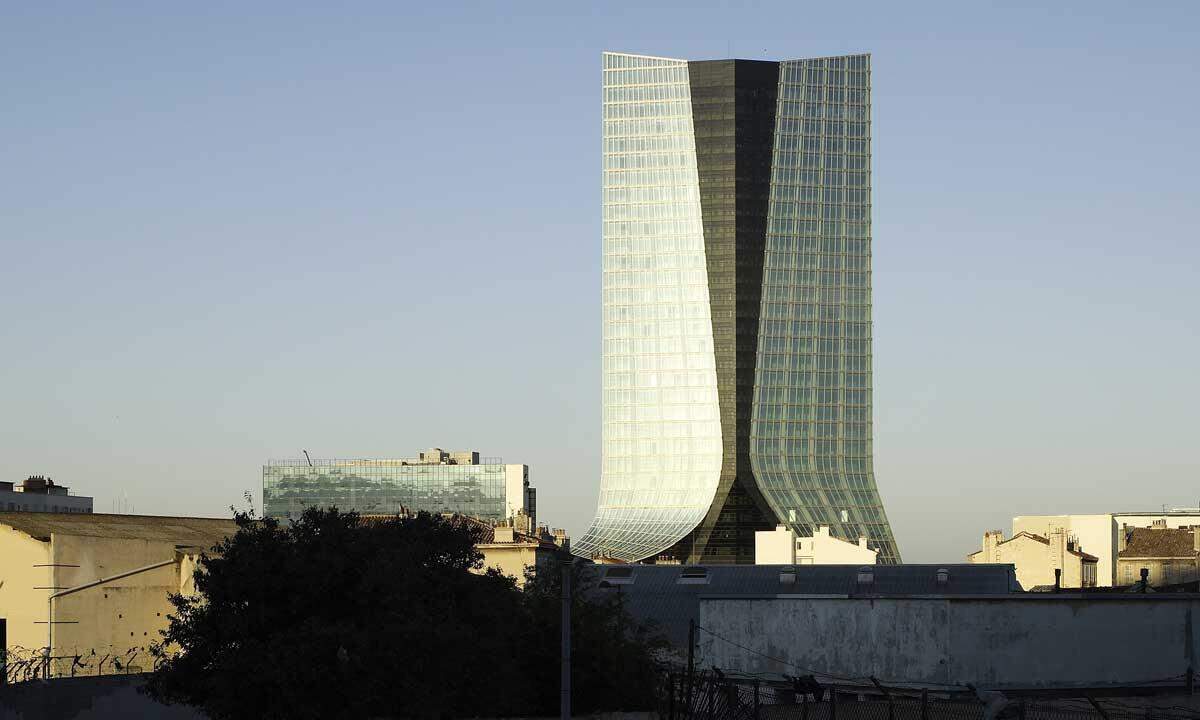 Von der Cité de la Méditerranée hat man einen schönen Blick auf den fast 150 Meter hohen Turm der Stararchitektin Zaha Hadid für die Reederei CMA CGM. Artikel-Link: Vorbei das Lotterleben