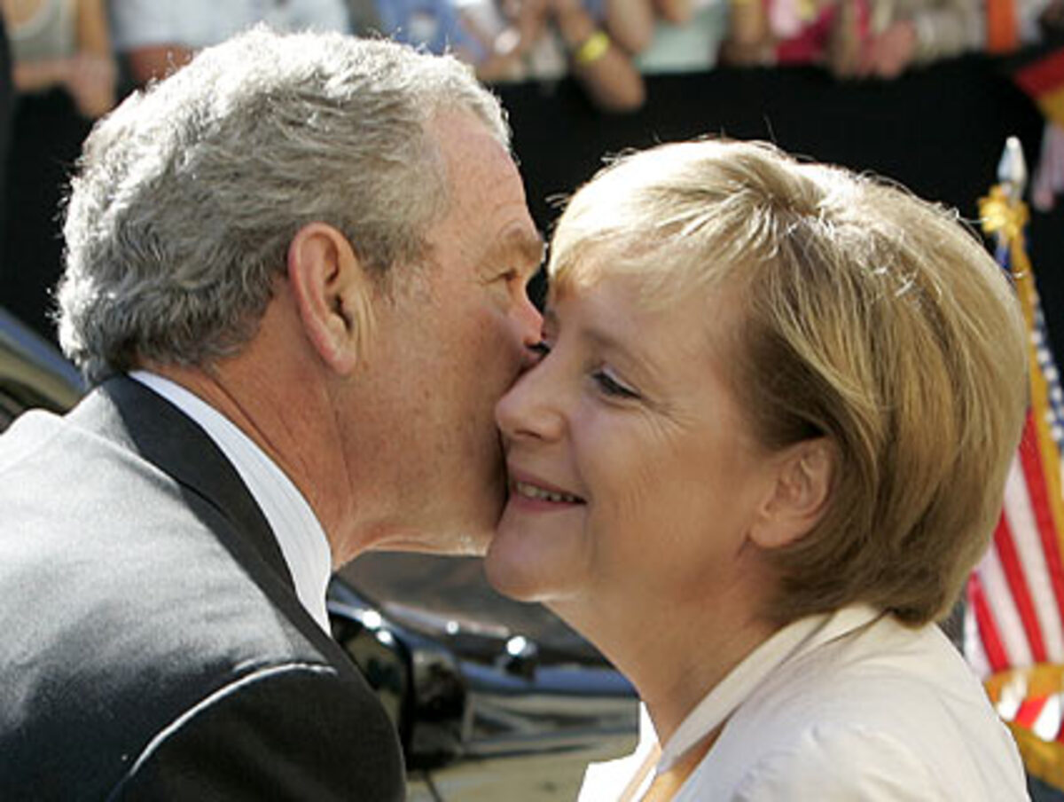Bush kennt die Ostseeküste bereits: Im vergangenen Jahr besuchte er Merkel in ihrem Wahlkreis rund um die Hansestadt Stralsund. Den gemeinsamen Grillabend im ehemaligen DDR-Vorzeigedorf Trinwillershagen, bei dem ihm ein deftiger Wildschweinbraten aufgetischt wurde, dürfte ihm noch gut in Erinnerung sein.