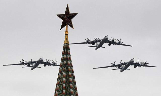 Archivbild von russischen TU-95MS-Maschinen bei Flugmanöver-Übungen für die Militärparade in Moskau.