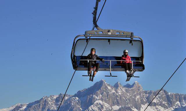 THEMENBILD: WINTERSPORT / SKIFAHREN / BERGE