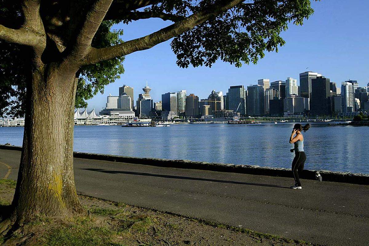 97,3 Punkte - Vancouver wandelte sich mit der Zeit zu einem Dienstleistungszentrum und insbesondere nach der Weltausstellung Expo 86 zu einem Reiseziel für Touristen. Der Hafen ist heute der größte in Kanada und exportiert mehr Güter als jeder andere Hafen in Nordamerika. Auch in Vancouver wurden 2010 Olympische Winterspiele ausgetragen.