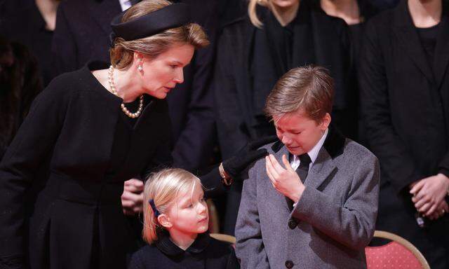 Königin Mathilde mit ihren Kindern Prinzessin Eleonore und Prinz Gabriel 