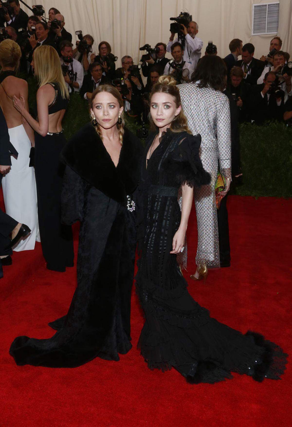 ... zeigen sich Mary-Kate und Ashley Olsen den Fotografen jetzt düsterer und professioneller.