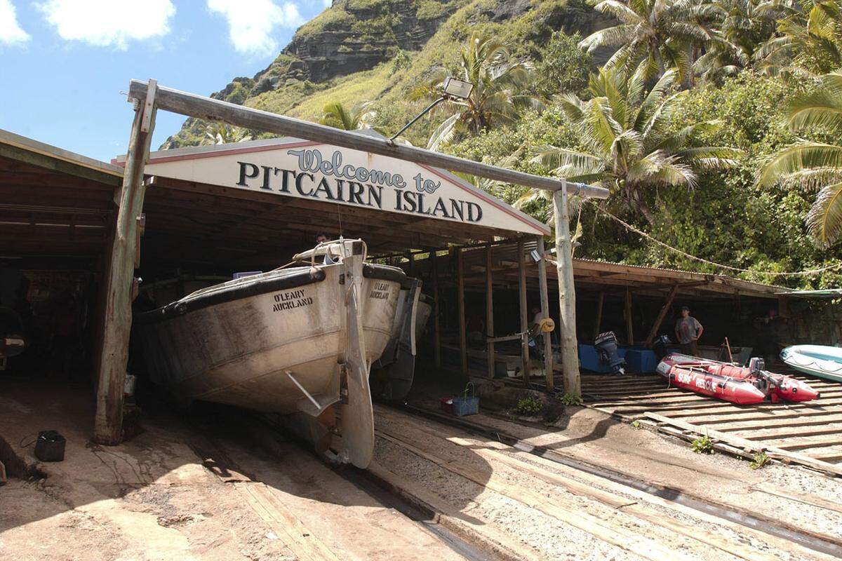 Da erscheint die Südseeinsel Pitcairn auf den ersten Blick verheißungsvoller. Doch Dennis Gastmann belehrt uns schnell eines Besseren. Die Insel irgendwo in der Mitte des Pazifiks zwischen Neuseeland und Südamerika hat nicht nur eine berüchtigte Vergangenheit, auch die Gegenwart ist nicht allzu prickelnd.