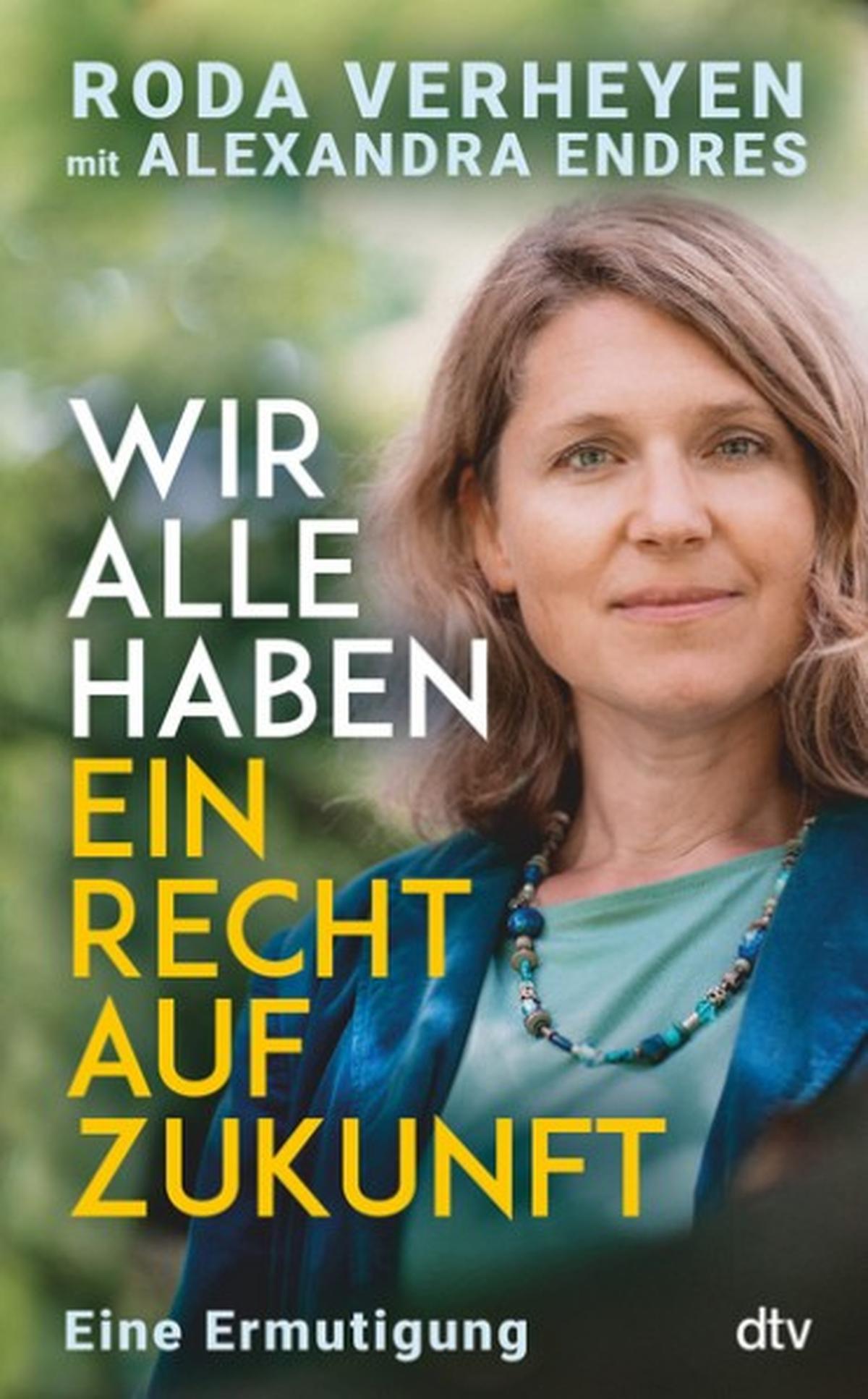 Wir alle haben ein Recht auf Zukunft
Eine Ermutigung
von Roda Verheyen und Alexandra Endres
Um maximal 1,5 Grad soll sich das Klima noch erwärmen dürfen: Die 2015 im Pariser Abkommen festgelegte Grenze ist für Politik und Wirtschaft verbindlich. Wie aber lässt sie sich durchsetzen? Für Rechtsanwältin Roda Verheyen steht fest: Die Verursacher, also Staaten und Unternehmen, müssen per Gerichtsbeschluss gezwungen werden, Verantwortung zu übernehmen. Ebenso unterhaltsam wie fundiert zeigt die Klimaanwältin in ihrem Buch, wie sich wissenschaftliche Erkenntnisse juristisch nutzen lassen. Dabei berichtet sie von eigenen Erfolgen, aber auch von Rückschlägen vor Gericht. Ein erhellendes Buch, das unter dem Strich optimistisch stimmt.
