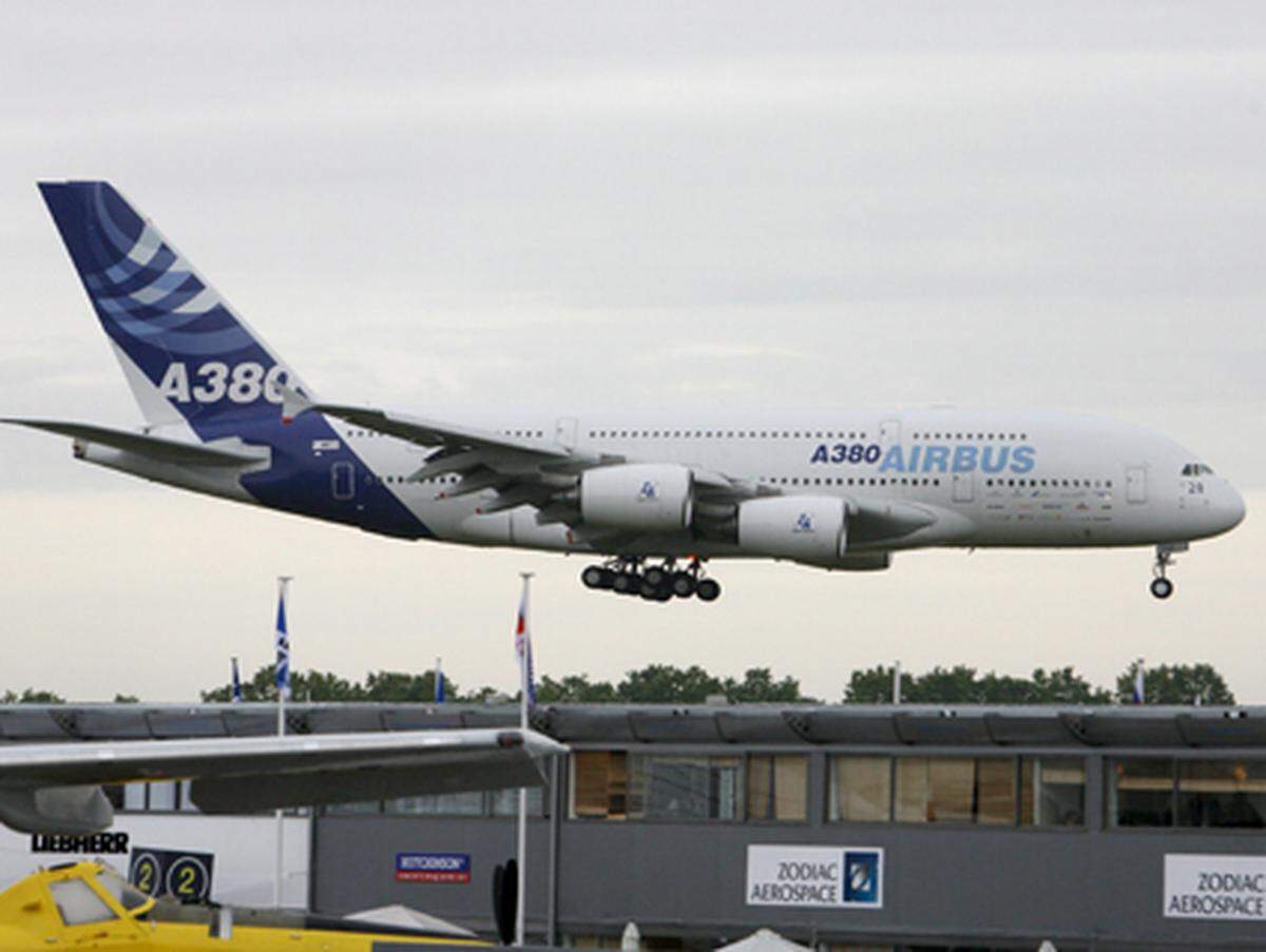 Wenn die Flugzeugbauer ihre Schmuckstücke präsentieren darf er natürlich nicht fehlen: Der Airbus A380, das größte Passagierflugzeug der Welt.  Wer irgendwie die Chance hat, diesen fliegenden Wolkenkratzer einmal live zu erleben, sollte sie nutzen: Es ist schlicht beeindruckend, wenn der 24 Meter hohe Fluggigant nur vorbeirollt.