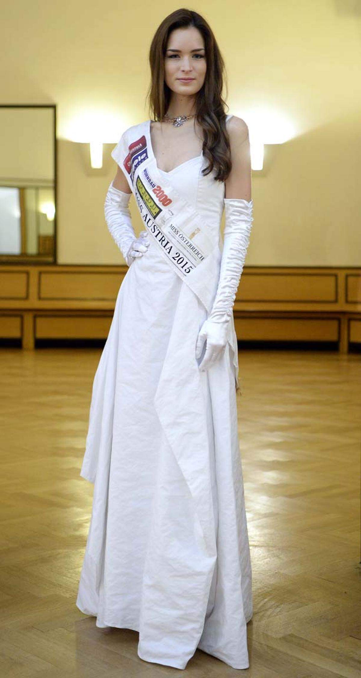 Miss Austria Annika Grill debütiert am Opernball in einem weißen Kleid von Designerin Sabine Karner.  
