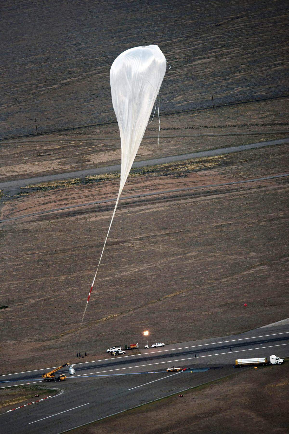 Ein Heliumballon wird das 1315 Kilogramm schwere Modul an einem 50 Meter langen Seil auf über 36.000 Meter Höhe ziehen. Die Kapsel ermöglicht Baumgartner eine natürliche Atmung.