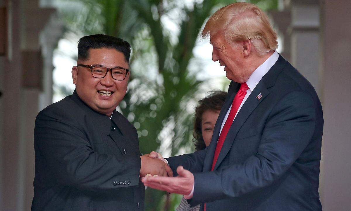 Ein weiteres Mal, weil es so schön ist: Trump und Kim schütteln die Hände. "Ich glaube, das ist ein guter Auftakt für Frieden", zeigte sich auch der nordkoreanische Diktator zuversichtlich. Kein Wunder, dass so zufrieden ist. Der US-Präsident signalisierte ihm an diesem Tag mehrmals, dass Nordkorea nun wieder zurück auf der diplomatischen Weltbühne ist.