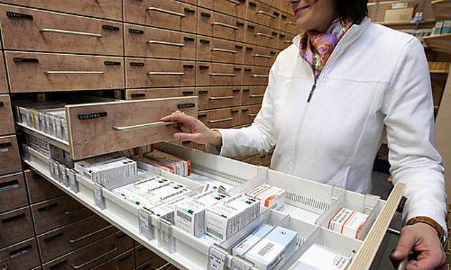 ARCHIV -  Eine Apothekerin nimmt in Hannover am 17. Januar 2006 Medikamente aus der Schublade des Med