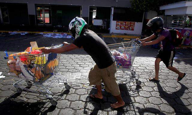 In Managua mündete die Gewalt in Chaos - Plünderer räumten die Geschäfte leer.