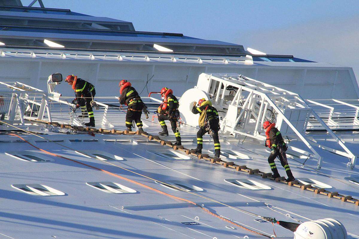 Die "Costa Concordia" rutscht langsam in Richtung eines Abgrunds. Das Schiff liegt derzeit auf einem Felsvorsprung in etwa 37 Meter Tiefe, hat sich aber bereits am Dienstag einige Zentimeter in Richtung eines 70 Meter tiefen Grabens bewegt.