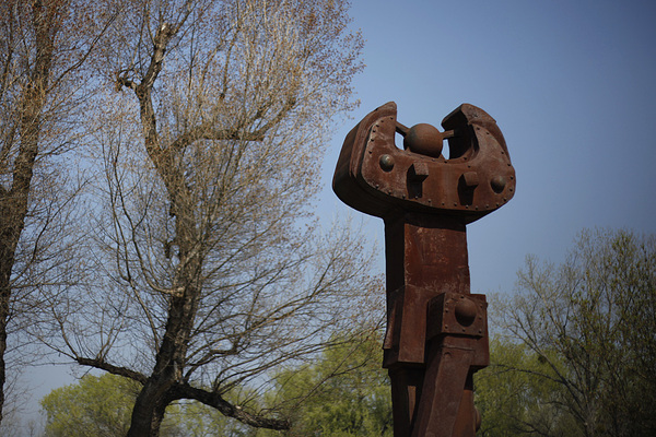 Die mehrteilige Skulptur "Das Goldene Kalb - Die Technik als Apokalypse" des österreichischen Bildhauers Karl Anton Wolf (1908 - 1989) steht am Rande der Papstwiese.