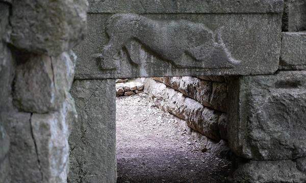 Antikes Löwentor in Butrint, das an jenes in Mykene erinnert. Auf dem Relief kämpft ein Löwe einen Stier nieder.