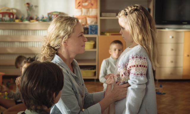 Wiebke (Nina Hoss) holt Raya (Katerina Lipovska) vom Kindergarten ab und erfährt: Kein Kind will mit ihrer Adoptivtochter spielen, alle fürchten sich vor ihr. 