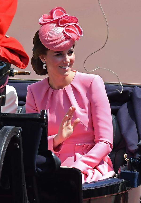Es sei uns verziehen, dass wir bei diesem Outfit ein bisschen ausholen - wir können es nämlich noch gar nicht fassen, was die Herzogin von Cambridge bei der diesjährigen Geburtstagsparade von Königin Elizabeth - also known as Trooping the Colour - Mitte Juni in London aus dem Ärmel geschüttelt hat. Ein Sieg auf allen Fronten - und, geht man nach diesem Lächeln plus Winken: Sie weiß es.
