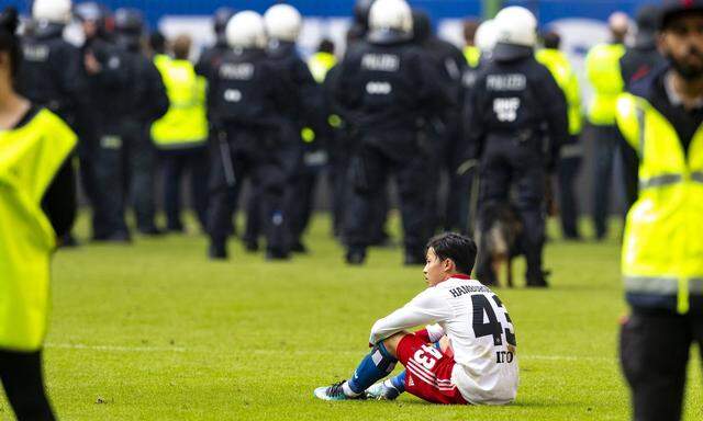 Tatsuya Ito Nr 43 Hamburger SV waehrend der Krawalle auf der Nord Tribuene Hamburger SV vs Boru