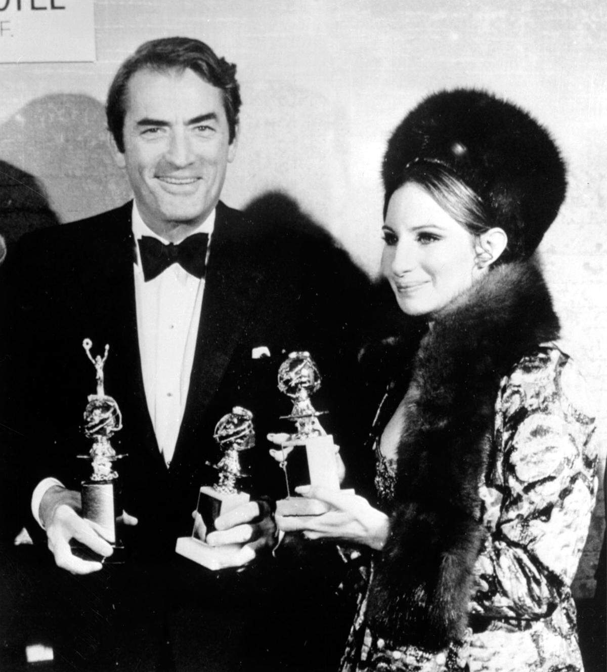 Barbara Streisand und Gregory Peck, 1969. Rekordhalterin mit den meisten Globes ist zwar - wer sonst - Meryl Streep, die bereits acht Trophäen daheim stehen hat. Rechnet man Sonderpreise wie den bei der Gala verliehenen "Cecil B. DeMille Award" dazu, zieht Barbara Streisand mit elf Statuetten an der Konkurrentin vorbei.