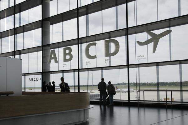 So haben sich etwa die Baukosten des neuen Wiener Flughafenterminals auf fast 800 Millionen Euro verdoppelt (Mehr ...).
