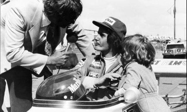 Gilles Villeneuve gab vor dem Start noch ein Interview. 1974 wich ihm sein Sohn, Jacques, nie von der Seite. 