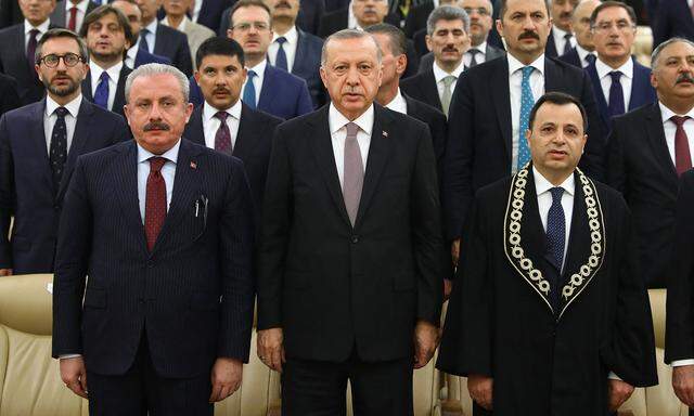 Der türkische Präsident, Recep Tayyip Erdoğan, gemeinsam mit dem Präsidenten des Verfassungsgerichtshofes, Zühtü Arslan (rechts).