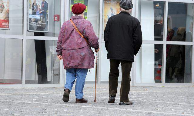 Das gesetzliche Pensionsalter für Männer bzw. Frauen wird sich erst ab 2024 annähern - bis zur Gleichstellung 2033.