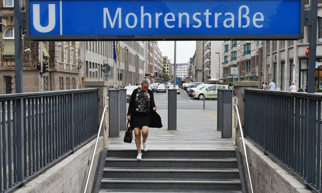 In Berlin wird eine U-Bahn-Station umbenannt. Allerdings ist unsicher, woher der Straßenname kommt: von einem Schwarzen im Dienst eines Grafen? Oder von zur Arbeit hergebrachten Männern aus dem kolonialisierten Westafrika?