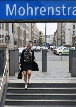 In Berlin wird eine U-Bahn-Station umbenannt. Allerdings ist unsicher, woher der Straßenname kommt: von einem Schwarzen im Dienst eines Grafen? Oder von zur Arbeit hergebrachten Männern aus dem kolonialisierten Westafrika?