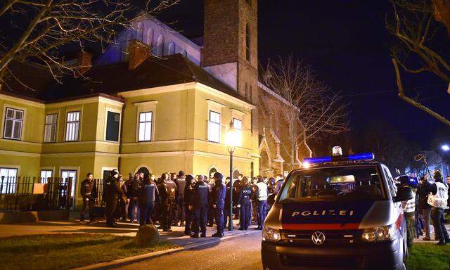 Einsatz vor der Klosterkirche Maria Immaculata 