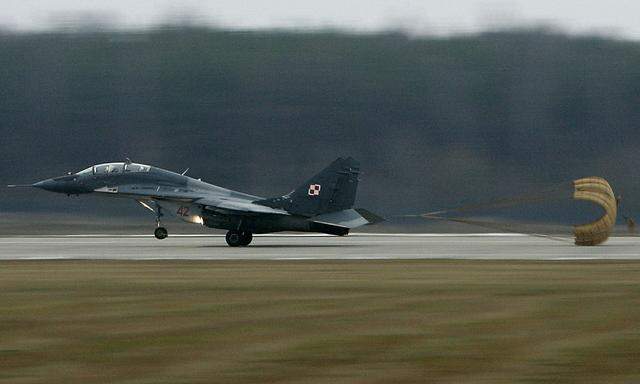Archivbild: Eine polnische MiG-29 landet auf dem Militärflughafen bei Minsk Mazowiecki.