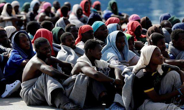 Auf dem Weg nach Italien gerettete Migranten.